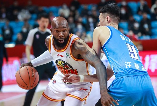 今晚广厦男篮调整名单以备法甲，防线松动环节打磨，悬念犹存，更衣室氛围转暖的简单介绍